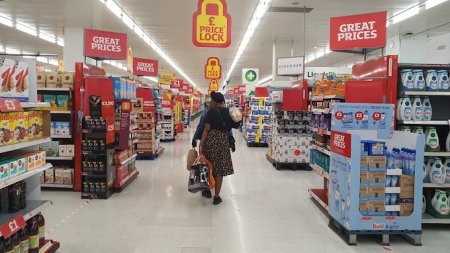 Un angajat care lucra de 19 de ani intr-un supermarket britanic, concediat dupa ce a selectat zero pungi folosite, desi luase sacose pentru cumparaturi
