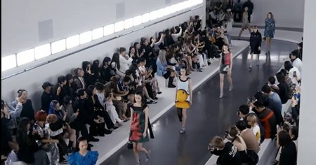Louis Vuitton a pus in scena <span style='background:#EDF514'>PREZENTARE</span>a de moda Voyager la Shanghai VIDEO