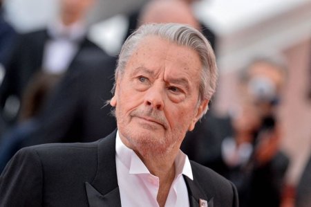 Alain Delon, de<span style='background:#EDF514'>CORA</span>t de Ucraina cu Ordinul Meritului. Pentru noi este un simbol