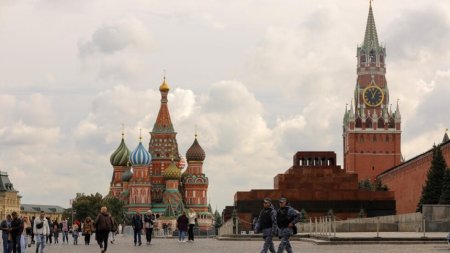<span style='background:#EDF514'>REUTERS</span>: Moscova limiteaza drastic deplasarile oficialilor in strainatate