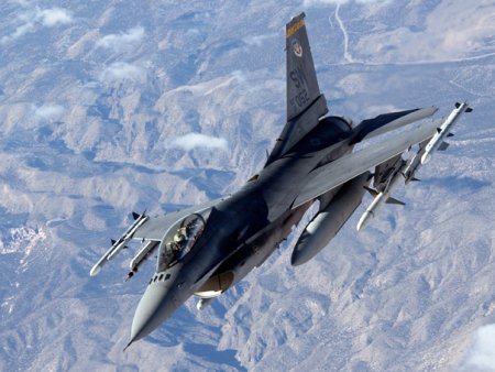 Primele aeronave F-16 achizitionate din Norvegia au aterizat vineri la Campia Turzii