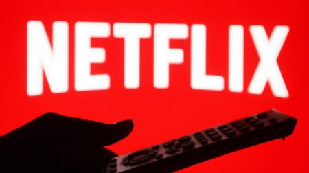 Profiturile Netflix cresc dupa ce gigantul streamingului a luat o serie de masuri drastice impotriva partajarii parolelor, in timp ce actiunile platformei au suferit o scadere in urma refuzului companiei de a mai publica numarul oficial de abonati