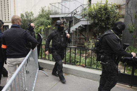 Un barbat care ameninta ca se arunca in aer, dupa ce s-a bari<span style='background:#EDF514'>CADA</span>t in consulatul Iranului din Paris, a fost arestat