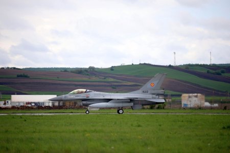 Alte trei <span style='background:#EDF514'>AVIOANE</span> F-16 Fighting Falcon cumparate din Norvegia au ajuns in Romania. MApN: Ne consolidam capabilitatile de aparare aeriana