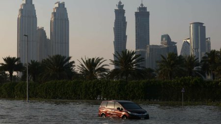 <span style='background:#EDF514'>TREI</span> muncitori au murit in Dubai din cauza inundatiilor. Traficul aerian este in continuare perturbat