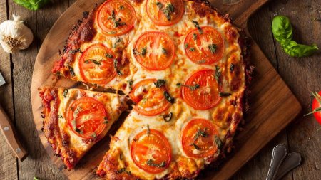 Pizza cu putine calorii, reteta rapida si usoara. O poti consuma fara grija kilogramelor in plus