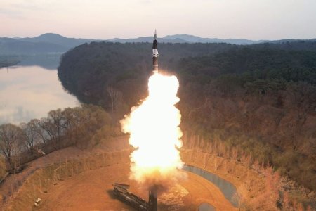 Coreea de Nord a testat un focos de foarte mari di<span style='background:#EDF514'>MENS</span>iuni si un nou tip de racheta antiaeriana