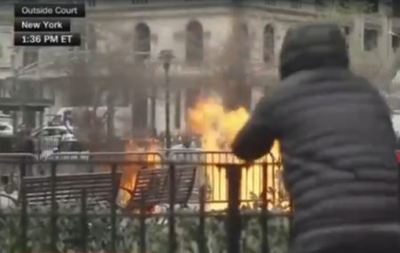 Barbatul care si-a dat foc in fata <span style='background:#EDF514'>TRIBUNAL</span>ului unde are loc procesul lui Trump a murit