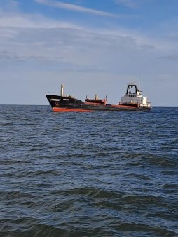 Un echipaj al Agentiei Romane de Salvare a Vietii Omenesti pe Mare se deplaseaza in zona Sulina pentru a prelua un <span style='background:#EDF514'>MARINA</span>r inconstient