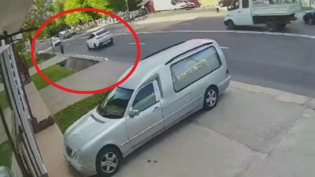 <span style='background:#EDF514'>TRAGEDIE</span> in Ramnicu Valcea. Un barbat care s-a urcat beat la volan, cu copiii sai in masina, a ucis un sofer in trafic