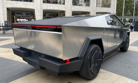 Tesla recheama 3.878 de vehicule Cybertruck, pentru a repara <span style='background:#EDF514'>PEDALA</span> de acceleratie care s-ar putea desprinde