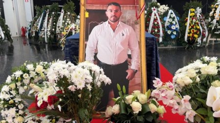 Inmormantarea lui <span style='background:#EDF514'>COSTEL</span> Corduneanu a blocat orasul Iasi. Sute de oameni au participat la funeralii