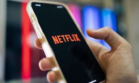 Actiunile Netflix au scazut vineri, din cauza planului de a nu mai publica datele privind <span style='background:#EDF514'>ABONATI</span>i, din 2025