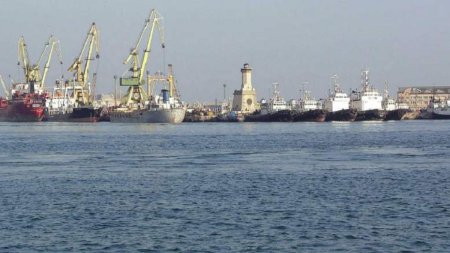 <span style='background:#EDF514'>VANTU</span>l puternic suspenda manevrele in porturile de la Marea Neagra
