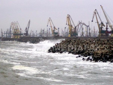 Vantul puternic suspenda manevrele in porturile de la Marea Neagra