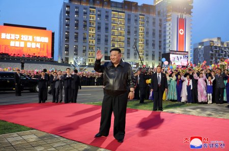 Oda lansata in Coreea de Nord pentru prietenosul tata Kim. Haideti sa cantam, Kim Jong-un marele lider