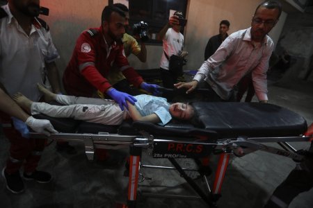 O lovitura aeriana israeliana in sudul orasului Rafah din Fasia Gaza a ucis cel putin noua palestinieni: Au <span style='background:#EDF514'>BOMBARDAT</span> o casa plina de oameni stramutati