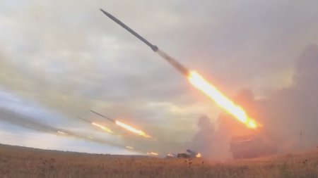 Doua cladiri <span style='background:#EDF514'>REZIDENTIALE</span> din Ucraina, luate la tinta de artileria rusa. Trupele Kremlinului ataca in valuri