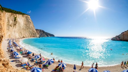 Grecia a impus restrictii pentru aproape 200 de plaje. Ce nu mai au voie sa faca <span style='background:#EDF514'>TURISTII</span>