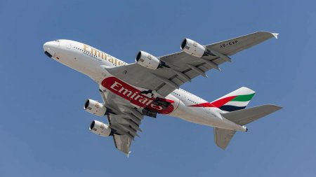 Emirates si Flydubai si-au reluat zborurile normale dupa furtuna si <span style='background:#EDF514'>INUNDATI</span>ile din Emiratele Arabe Unit