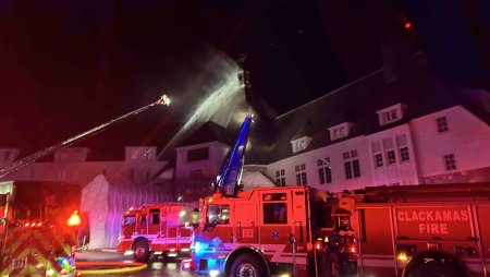 Hotelul din Oregon care apare in filmul horror Stralucirea a luat foc. Pompierii au stins <span style='background:#EDF514'>INCENDIUL</span>
