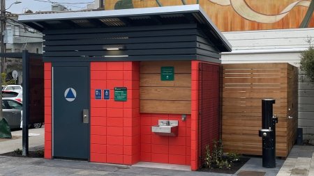 Faimoasa <span style='background:#EDF514'>TOALE</span>ta SF a fost deschisa publicului. Americanii au inaugurat un WC public de 1,7 milioane de dolari