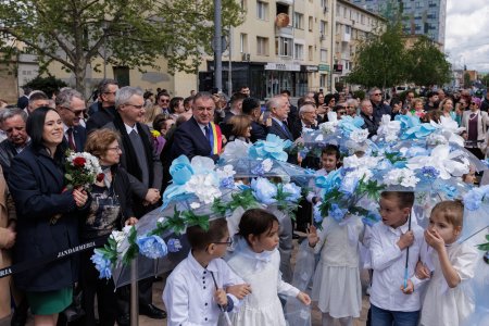 FOTO VIDEO REPORTAJ Cum a fost <span style='background:#EDF514'>PARADA FLORILOR</span> editia 2024: politicienii au impartit scena cu micii printi si s-au bucurat de cozonac gratis