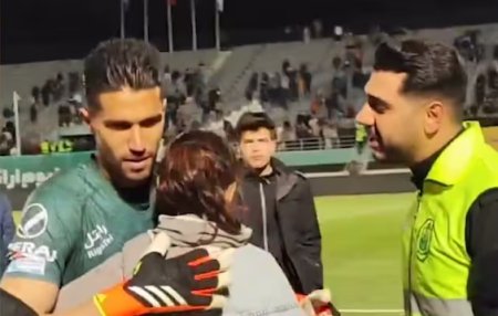 <span style='background:#EDF514'>PORTARUL</span> nationalei de fotbal a Iranului a fost suspendat si amendat, dupa ce a imbratisat o femeie fara hijab care intrase pe teren sa-l felicite | VIDEO