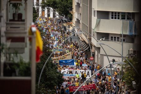 Mii de oameni au protestat in Tenerife, in Canare, pentru limitarea <span style='background:#EDF514'>TURISMULUI</span>: Nu vrem sa vedem insula murind