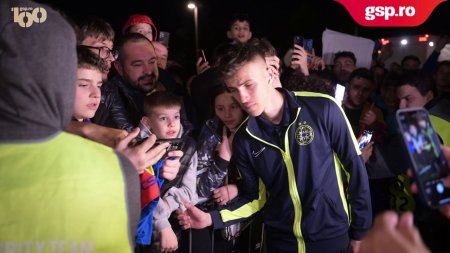 FCSB - Rapid 2-2. Trupa ros-albastra, asteptata la autocar de zeci de suporteri » Un fan tanar a varsat lacrimi pentru ca nu a primit autograful mult dorit