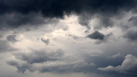Vremea azi, 21 aprilie. Soare cu nori, vant insistent si precipitatii sub toate formele. Zonele din Romania vizate de <span style='background:#EDF514'>NINSORI</span>