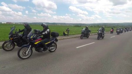 Parada moto in Cluj-Napoca. Sute de motociclisti au defilat pe doua roti intr-o campanie de <span style='background:#EDF514'>PREVENIRE</span> a incidentelor rutiere