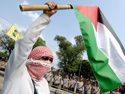 Israelian ranit usor de o explozie declansata de lovirea unui steagul palestinian