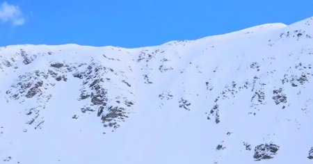 Cum a scapat cu viata in mod mi<span style='background:#EDF514'>RACUL</span>os un schior surprins de o avalansa in Muntii Rodnei VIDEO