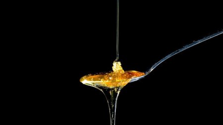 Pretul la mierea romaneasca a scazut la jumatate din cauza importurilor din Ucraina. E bataie de joc