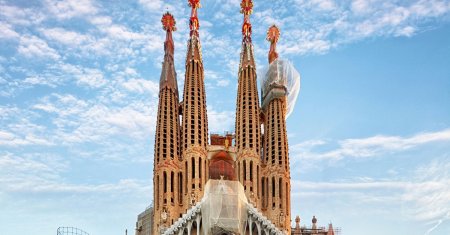 Ce nu vor mai avea voie sa faca <span style='background:#EDF514'>TURISTI</span>i care viziteaza Barcelona. Va fi interzis de acum inainte