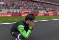 Inca o borna atinsa de Verstappen cu victoria din China » Scene emotionante la final: Zhou a izbucnit in lacrimi cand a vazut <span style='background:#EDF514'>SURPRIZA</span> organizatorilor