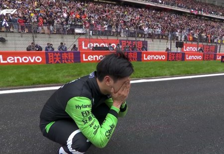 Inca o <span style='background:#EDF514'>BORN</span>a atinsa de Verstappen cu victoria din China » Scene emotionante la final: Zhou a izbucnit in lacrimi cand a vazut surpriza organizatorilor