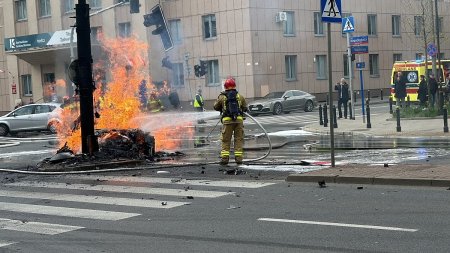 Singura masina de acest gen din Polonia a aras!O limuzina electrica americana <span style='background:#EDF514'>LUCI</span>d Air a luat foc in Varsovia. VIDEO