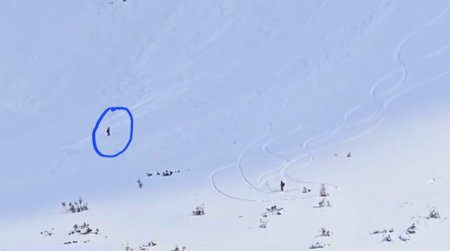 O schioare a fost prinsa de avalansa, acoperita de zapada si <span style='background:#EDF514'>TARATA</span> pana la poalele muntelui