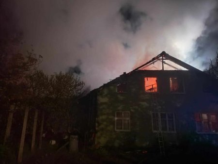 O casa a fost mistuita de flacari in Mures. Incendiul, declansat noaptea