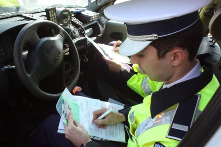 Politia ru<span style='background:#EDF514'>TIERA</span> a marit numarul pietonilor. Peste 1.100 de soferi au ramas sambata fara permis de conducere