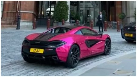 Misterul masinii de lux roz, care sta parcata de ani buni in fata unui hotel. <span style='background:#EDF514'>POZELE</span> au facut inconjurul internetului