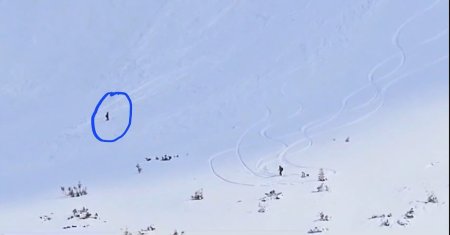 Imagini <span style='background:#EDF514'>SOCANT</span>e in Muntii Rodnei! O schioare a fost surprinsa de avalansa si tarata pana la poalele muntelui! VIDEO