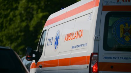 Barbat la spital, dupa ce autoturismul pe care il conducea a iesit de pe sosea si s-a izbit violent de un copac, in Suceava