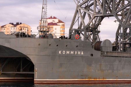 Ucraina anunta ca a lovit una dintre cele mai vechi nave ale flotei ruse din Marea Neagra, in portul Seva<span style='background:#EDF514'>STOP</span>ol. VIDEO