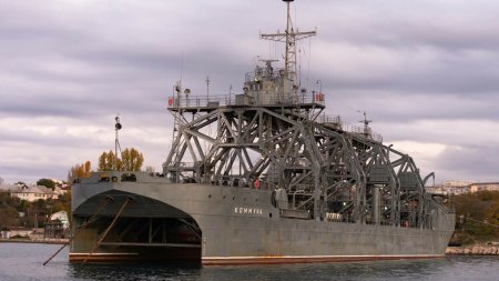 Ucraina anunta ca a lovit una dintre cele mai vechi nave ale flotei ruse din Marea <span style='background:#EDF514'>NEAG</span>ra. Vasul a fost cuprins de flacari