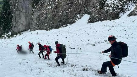 Un turist c<span style='background:#EDF514'>ANAD</span>ian a murit in Piatra Craiului, dupa ce a cazut de la o inaltime de 400 de metri