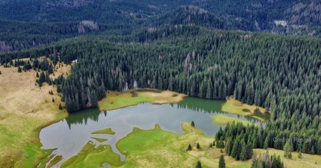 Fenomen spectaculos surprins in Muntii Apuseni. Splendoarea unui lac temporar format in Poiana Ponor FOTO