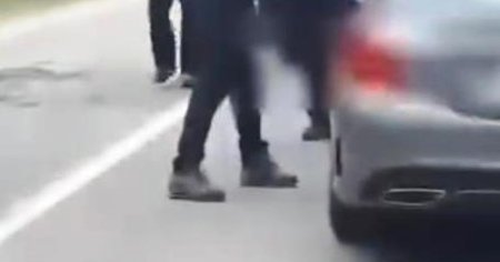 Momentul in care un sofer <span style='background:#EDF514'>BEAT</span> este scos din masina de politisti dupa ce au spart un geam VIDEO